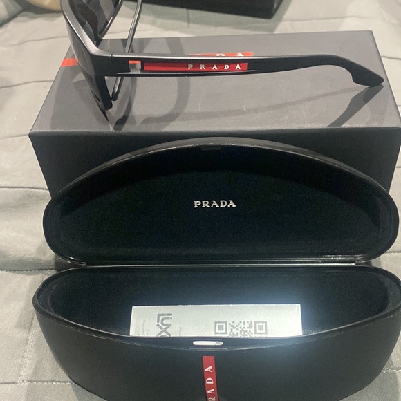 A brand new Prada sun glasses - Picture 3 of 3